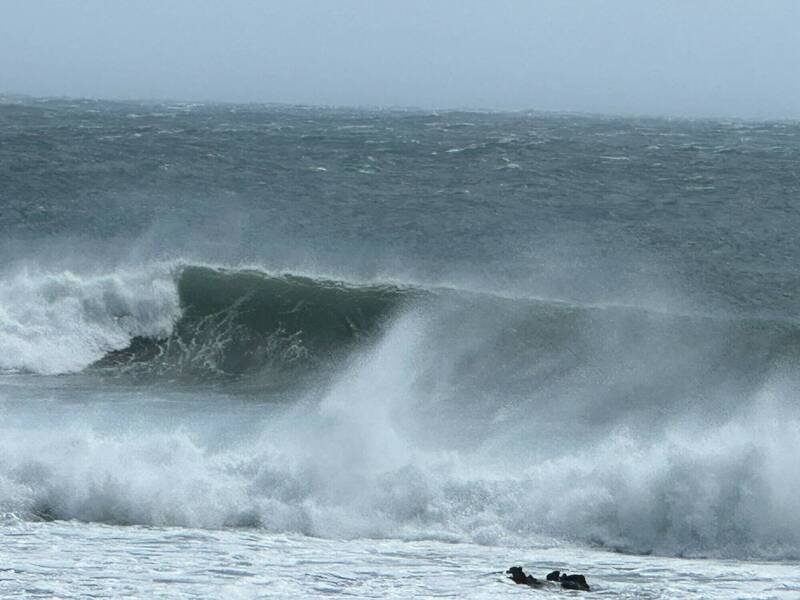 风浪不小吸引冲浪客。(台东县消防局提供) 风浪不小吸引冲浪客。(台东县消防局提供)
