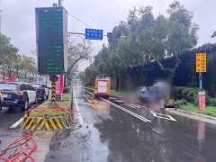 北市堤顶大道多元计程车自撞打转 后座女乘客甩飞车外送医不治