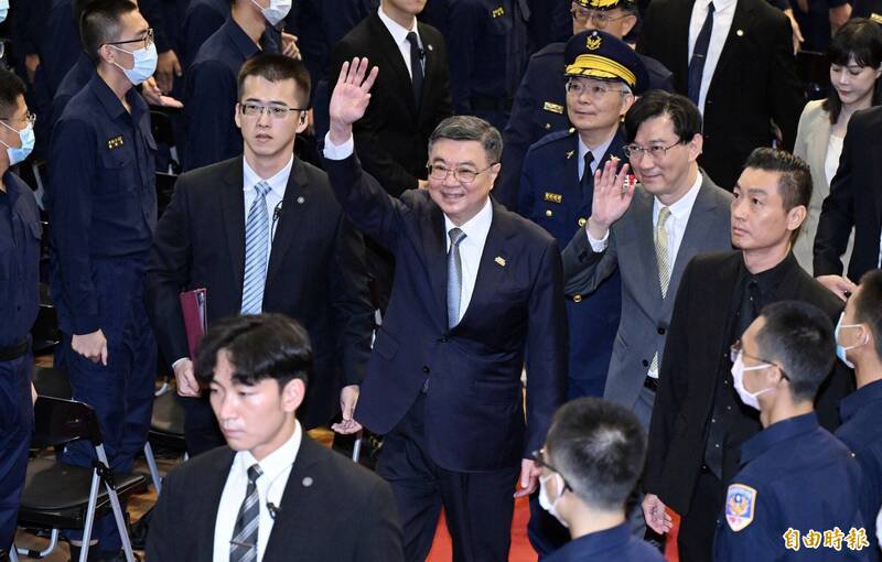 行政院长卓荣泰(中)22日出席台湾警察专科学校庆祝80周年校庆大会,挥手向全场师生致意。(记者廖振辉摄) 行政院长卓荣泰(中)22日出席台湾警察专科学校庆祝80周年校庆大会,挥手向全场师生致意。(记者廖振辉摄)