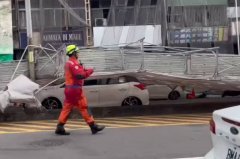 台中又出事！ 中央市场鹰架整片倒塌 机车、汽车遭砸惨况曝