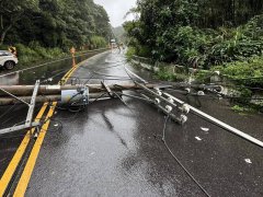 货车打滑撞倒2支电线杆 桃市杨梅、龙潭830用户一度停电