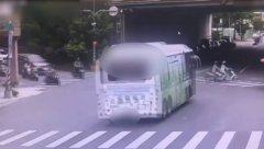 高雄53路公车闯红灯险撞机车影片疯传 交通局：扣罚补助！