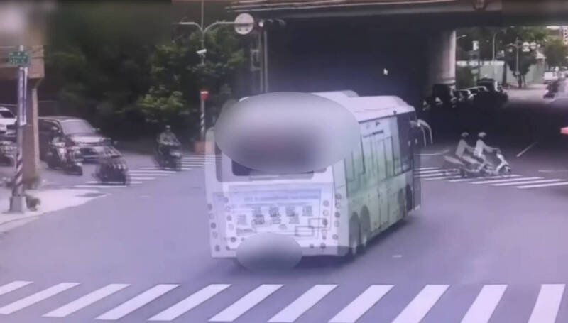 高雄53路公车闯红灯险撞机车影片疯传 交通局将扣罚补助!(民众提供) 高雄53路公车闯红灯险撞机车影片疯传 交通局将扣罚补助!(民众提供)