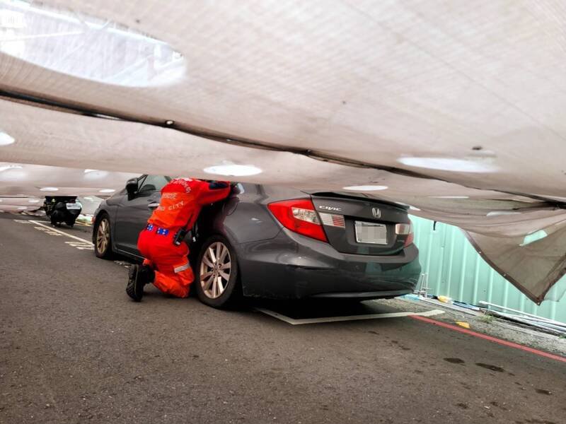 倒塌鹰架压到汽车,消防人员协助驾驶脱困。(民众提供) 倒塌鹰架压到汽车,消防人员协助驾驶脱困。(民众提供)