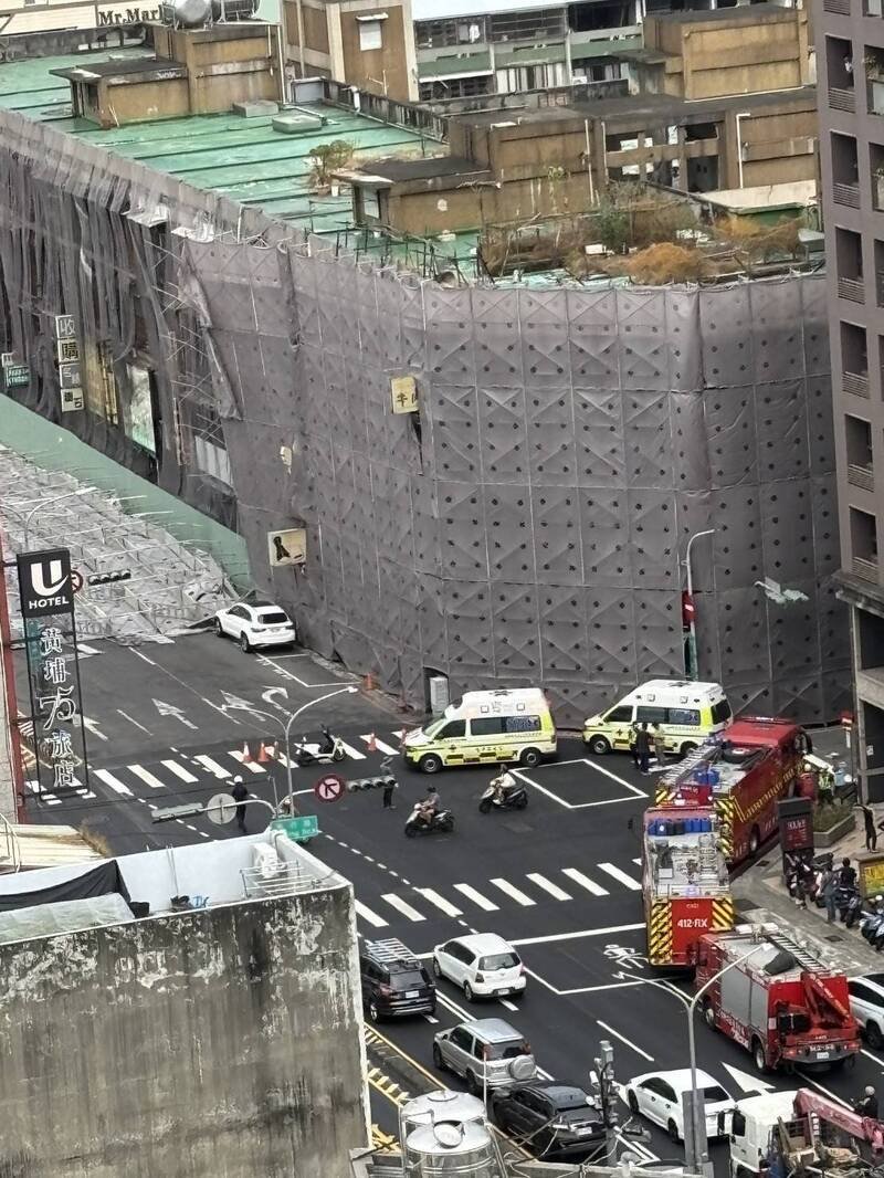 图中工地整片鹰架不敌强风倒塌。(民众提供) 图中工地整片鹰架不敌强风倒塌。(民众提供)