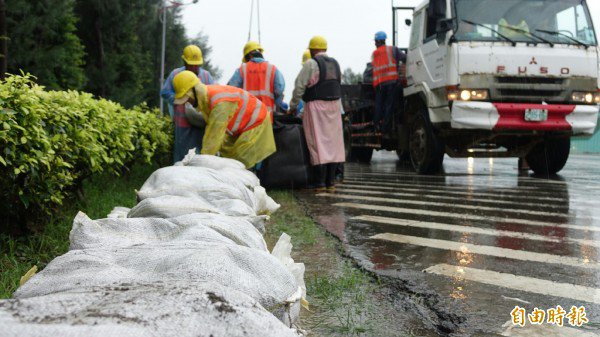 今天豪大雨桃园机场立即启动防汛机制。(记者姚介修摄) 今天豪大雨桃园机场立即启动防汛机制。(记者姚介修摄)