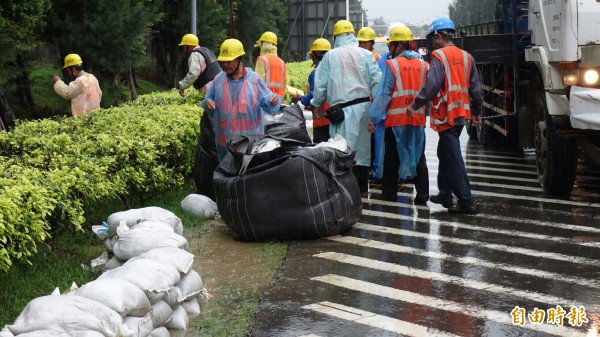 今天豪大雨桃园机场立即启动防汛机制。(记者姚介修摄) 今天豪大雨桃园机场立即启动防汛机制。(记者姚介修摄)