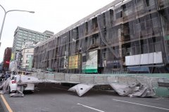 中央市场改建鹰架倒塌 中市府勒令停工、重罚18万元