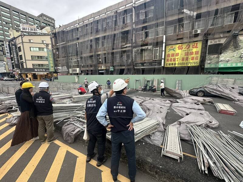 经发局推动中央市场拆除工程,工程鹰架倒塌遭勒令停工。(市府提供) 经发局推动中央市场拆除工程,工程鹰架倒塌遭勒令停工。(市府提供)