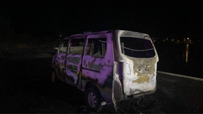 金湖镇金湖水库旁厢型车火烧车,车内发现一具焦尸。(金湖分局提供) 金湖镇金湖水库旁厢型车火烧车,车内发现一具焦尸。(金湖分局提供)