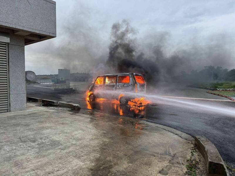 金湖镇金湖水库旁厢型车火烧车。(金湖分局提供) 金湖镇金湖水库旁厢型车火烧车。(金湖分局提供)