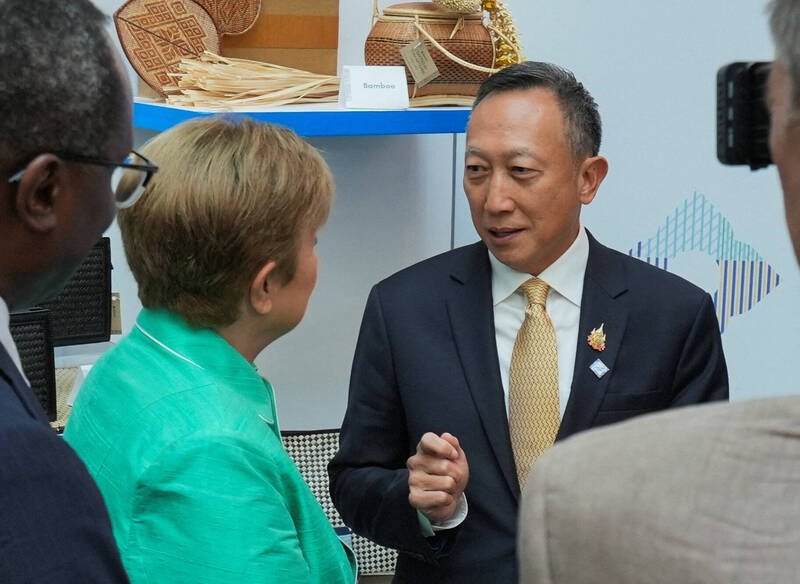 泰国财政部副部长沃拉帕克(右)被控与诈骗集团有联系,他今日宣布请辞。(路透资料照) 泰国财政部副部长沃拉帕克(右)被控与诈骗集团有联系,他今日宣布请辞。(路透资料照)