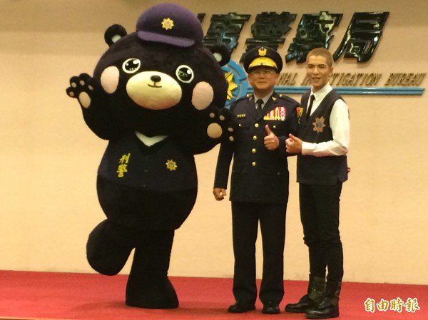 艺人萧敬腾化身刑警,担任「反诈」App代言,跟警政署署长陈国恩合影(记者邱俊福摄) 艺人萧敬腾化身刑警,担任「反诈」App代言,跟警政署署长陈国恩合影(记者邱俊福摄)