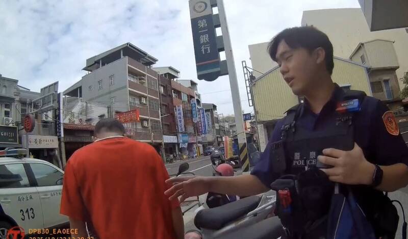 黄男(左)被骗到银行领钱,热心警力阻。(麻豆分局提供) 黄男(左)被骗到银行领钱,热心警力阻。(麻豆分局提供)