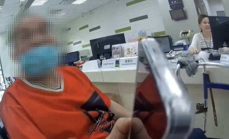 黄男被骗到银行领钱,到场阻诈警竟发毒誓。(麻豆分局提供) 黄男被骗到银行领钱,到场阻诈警竟发毒誓。(麻豆分局提供)