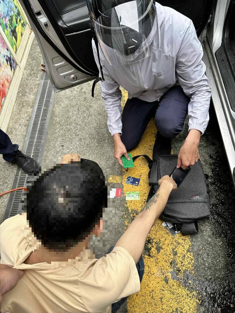 嘉市警方日前查获普发现金诈骗案,逮捕2名诈团成员。(图由嘉市警方提供) 嘉市警方日前查获普发现金诈骗案,逮捕2名诈团成员。(图由嘉市警方提供)