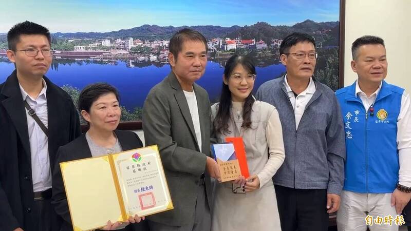 苗栗县长钟东锦(左3)接见表扬英勇救童的黄姓女老师(右3)。(记者彭健礼摄) 苗栗县长钟东锦(左3)接见表扬英勇救童的黄姓女老师(右3)。(记者彭健礼摄)
