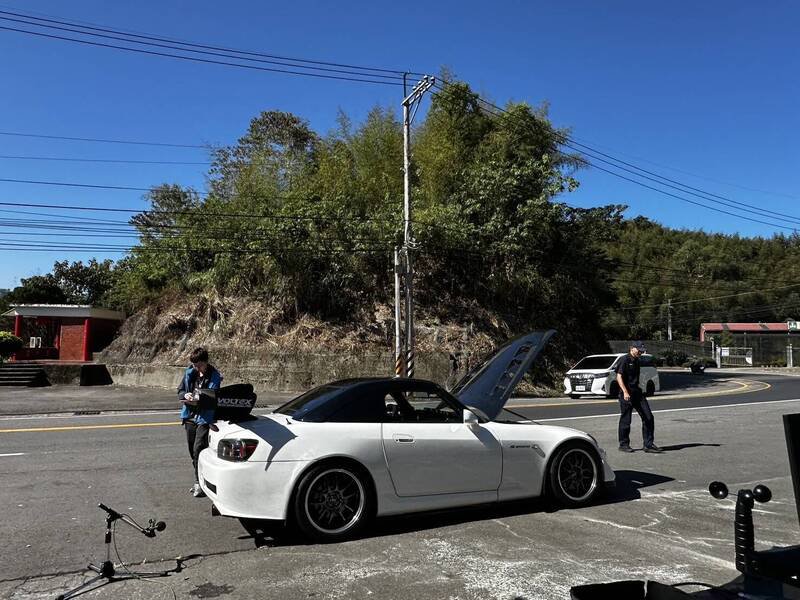 大溪警方实施静桃专案,甫开张就拦截到本田的经典跑车S2000(警方提供) 大溪警方实施静桃专案,甫开张就拦截到本田的经典跑车S2000(警方提供)