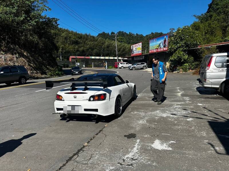 大溪警方实施静桃专案,甫开张就拦截到本田的经典跑车S2000(警方提供) 大溪警方实施静桃专案,甫开张就拦截到本田的经典跑车S2000(警方提供)