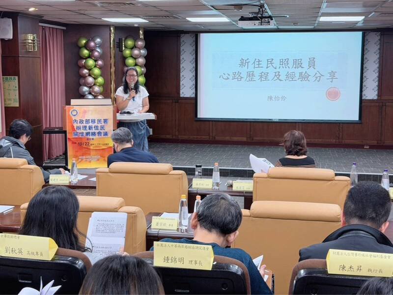 担任照顾服务员长达2年的怡伶,以亲身经历鼓励新住民踊跃加入长照行列。(记者刘庆侯翻摄) 担任照顾服务员长达2年的怡伶,以亲身经历鼓励新住民踊跃加入长照行列。(记者刘庆侯翻摄)