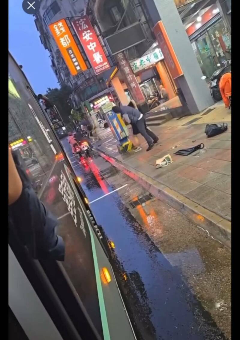 司机殴打高中生全被拍下,即使溅血仍不停手。(撷取自网路) 司机殴打高中生全被拍下,即使溅血仍不停手。(撷取自网路)