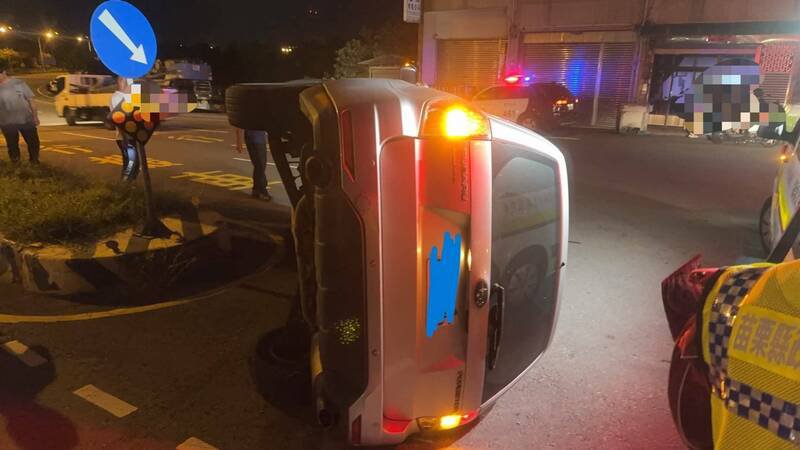 苗栗男子开车自撞分隔岛,休旅车成「立筊」。(民众提供) 苗栗男子开车自撞分隔岛,休旅车成「立筊」。(民众提供)