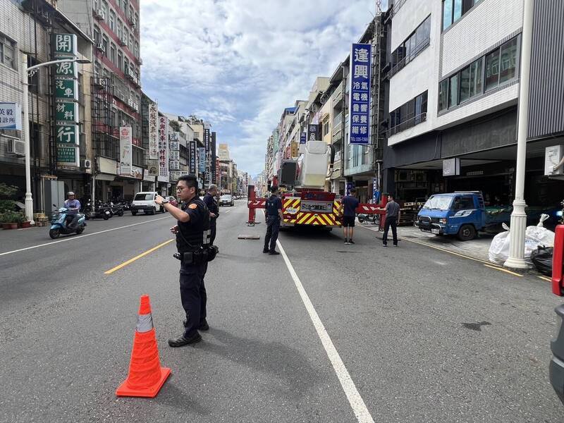 高雄工人修透天厝踩破屋顶坠落邻宅屋顶平台受伤,云梯车出动救人送医。(民众提供) 高雄工人修透天厝踩破屋顶坠落邻宅屋顶平台受伤,云梯车出动救人送医。(民众提供)