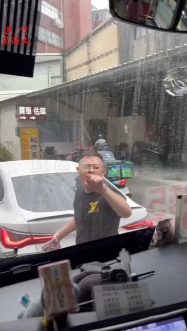 27岁的黄姓男子因不满公车驾驶鸣按喇叭提醒,竟将车辆违规停在车流中,并怒下车对公车叫嚣怒骂。(记者郑景议翻摄) 27岁的黄姓男子因不满公车驾驶鸣按喇叭提醒,竟将车辆违规停在车流中,并怒下车对公车叫嚣怒骂。(记者郑景议翻摄)