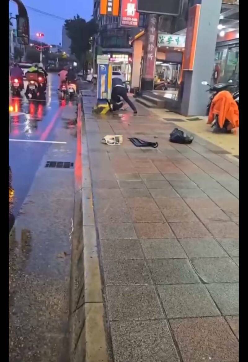 桃园客运刘姓司机当街殴打学生。(撷取自网路) 桃园客运刘姓司机当街殴打学生。(撷取自网路)