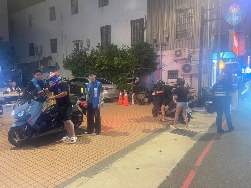 桃园市政府环保局与杨梅警分局执行「静桃专案」针对非法改装与噪音扰民车辆加强稽查。(警方提供) 桃园市政府环保局与杨梅警分局执行「静桃专案」针对非法改装与噪音扰民车辆加强稽查。(警方提供)
