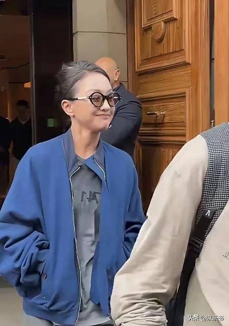 51岁周迅素颜白发明显 年过半百少女十足 至今未婚未育