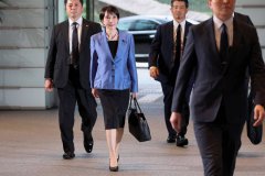日相高市早苗人气爆增 手提包也受瞩目