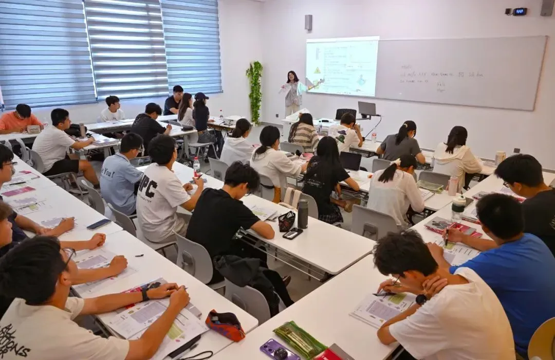 我国高校教师的薪资需要进行优化 / 新华社记者郭程 摄