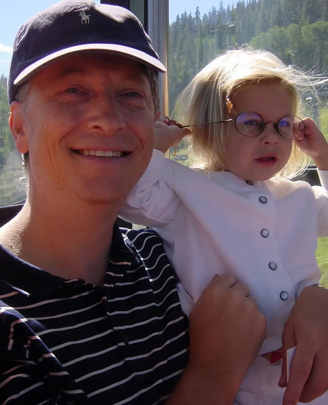 ·年幼时的菲比与父亲。（菲比社交媒体账号）