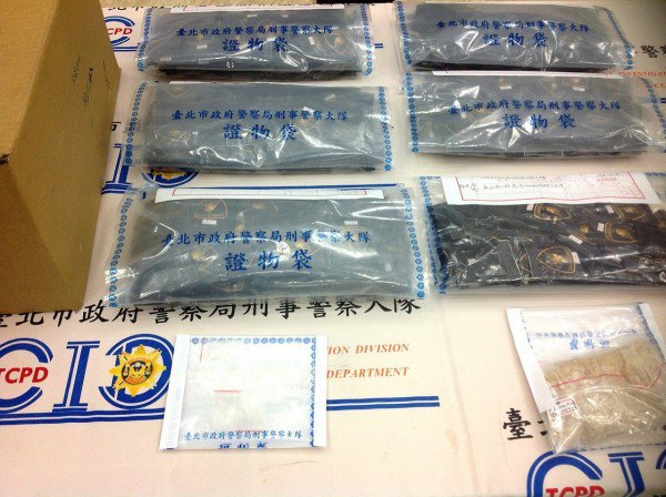 警方查扣林男车内的毒品咖啡包。(记者王冠仁翻摄) 警方查扣林男车内的毒品咖啡包。(记者王冠仁翻摄)