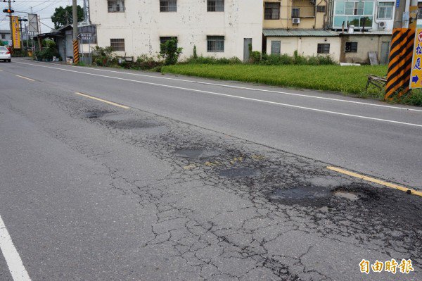 民雄农工至兴中国小路段短短150公尺路段出现近20处破损坑洞。(记者曾迺强摄) 民雄农工至兴中国小路段短短150公尺路段出现近20处破损坑洞。(记者曾迺强摄)
