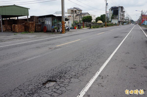民雄农工至兴中国小路段短短150公尺路段出现近20处破损坑洞。(记者曾迺强摄) 民雄农工至兴中国小路段短短150公尺路段出现近20处破损坑洞。(记者曾迺强摄)