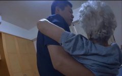 84岁老妇家中跌倒 警帅气公主抱上楼