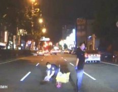 暖心！喵星人遭撞倒路中 警徒手抱猫避2次撞击