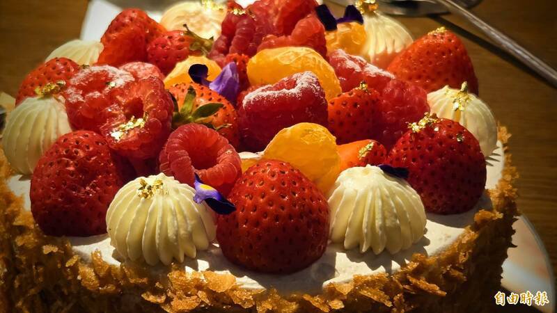 寿星庆生玩砸蛋糕却砸出火,KTV内爆发冲突,吴男被控聚众斗殴。法院认定他孤身反击、非纠众行为,最终判决无罪确定。(资料照) 寿星庆生玩砸蛋糕却砸出火,KTV内爆发冲突,吴男被控聚众斗殴。法院认定他孤身反击、非纠众行为,最终判决无罪确定。(资料照)