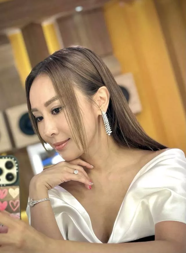 TVB前港姐冠军一家五口游北京！生三娃仍少女感满满