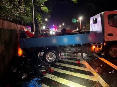疑天雨路滑失控!「三吨半」逆向撞机车 妇人命悬一线