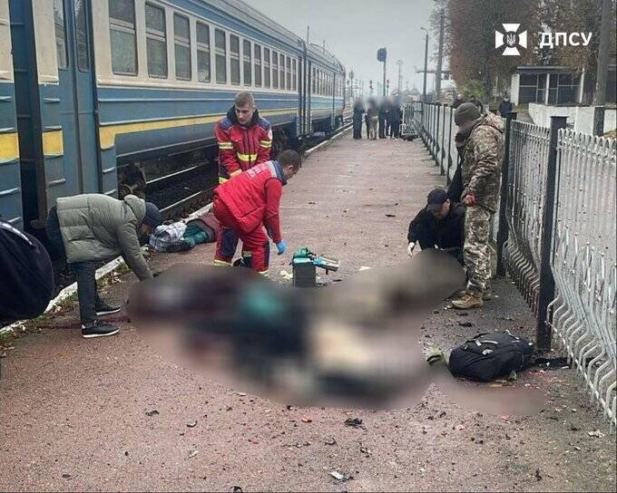 一名男子在乌克兰日托米尔地区的火车站引爆手榴弹,导致4人身亡,12人受伤。(撷取自X平台 @NOELreports) 一名男子在乌克兰日托米尔地区的火车站引爆手榴弹,导致4人身亡,12人受伤。(撷取自X平台 @NOELreports)