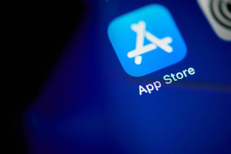 美国苹果公司在英国遭集体诉讼,指控其滥用在应用程式商店(App Store)市场的主宰地位,23日在英国竞争上诉法庭(CAT)败诉,面临原告寻求超过15亿英镑(约615亿台币)求偿。(彭博档案照) 美国苹果公司在英国遭集体诉讼,指控其滥用在应用程式商店(App Store)市场的主宰地位,23日在英国竞争上诉法庭(CAT)败诉,面临原告寻求超过15亿英镑(约615亿台币)求偿。(彭博档案照)