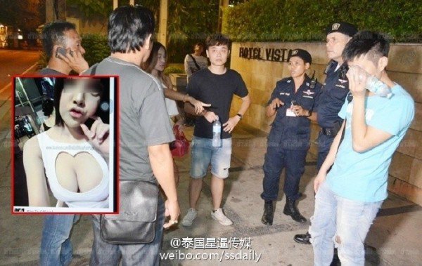 中国男子向到场的警方说明经过。小图为打伤人逃逸的泰国女网友。（图撷取自微博）