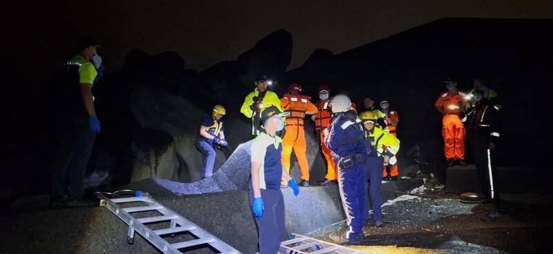 海洋大学电机一馆前堤外消波块,晚间被人发现1具浮尸卡在消波块间。(记者林嘉东翻摄) 海洋大学电机一馆前堤外消波块,晚间被人发现1具浮尸卡在消波块间。(记者林嘉东翻摄)