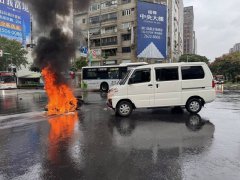 北市小客车路口突右转撞机车 瞬间起火恐怖画面曝