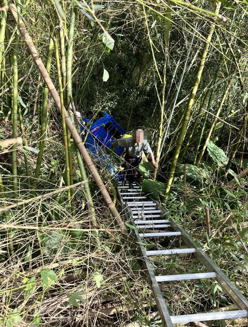 79岁老农脱困后自行走子上到路面。（南投县消防局提供）