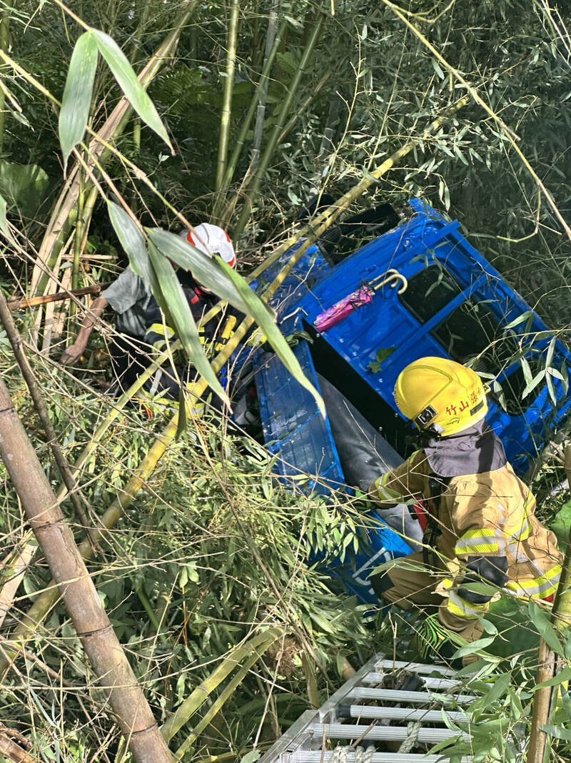 小货车冲下驳崁，翻覆在竹林内。（南投县消防局提供）