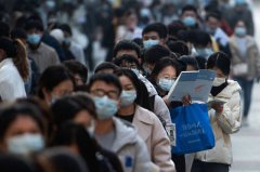 中国考公务员人数创新高!5年激增2.3倍 女警长缺竟7591抢1